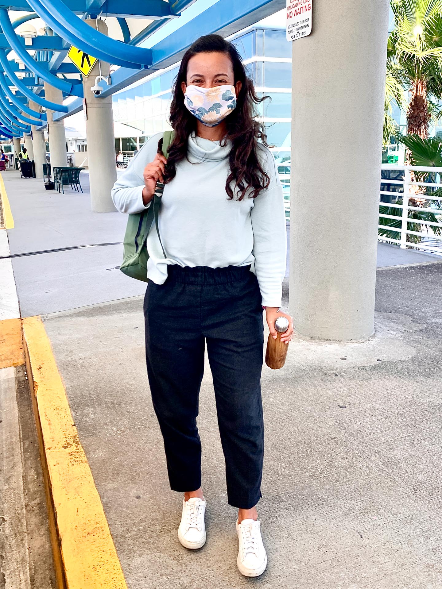 12+ Comfy Airport Outfits & Travel Outfits by the Chicest Jetsetters in  2023