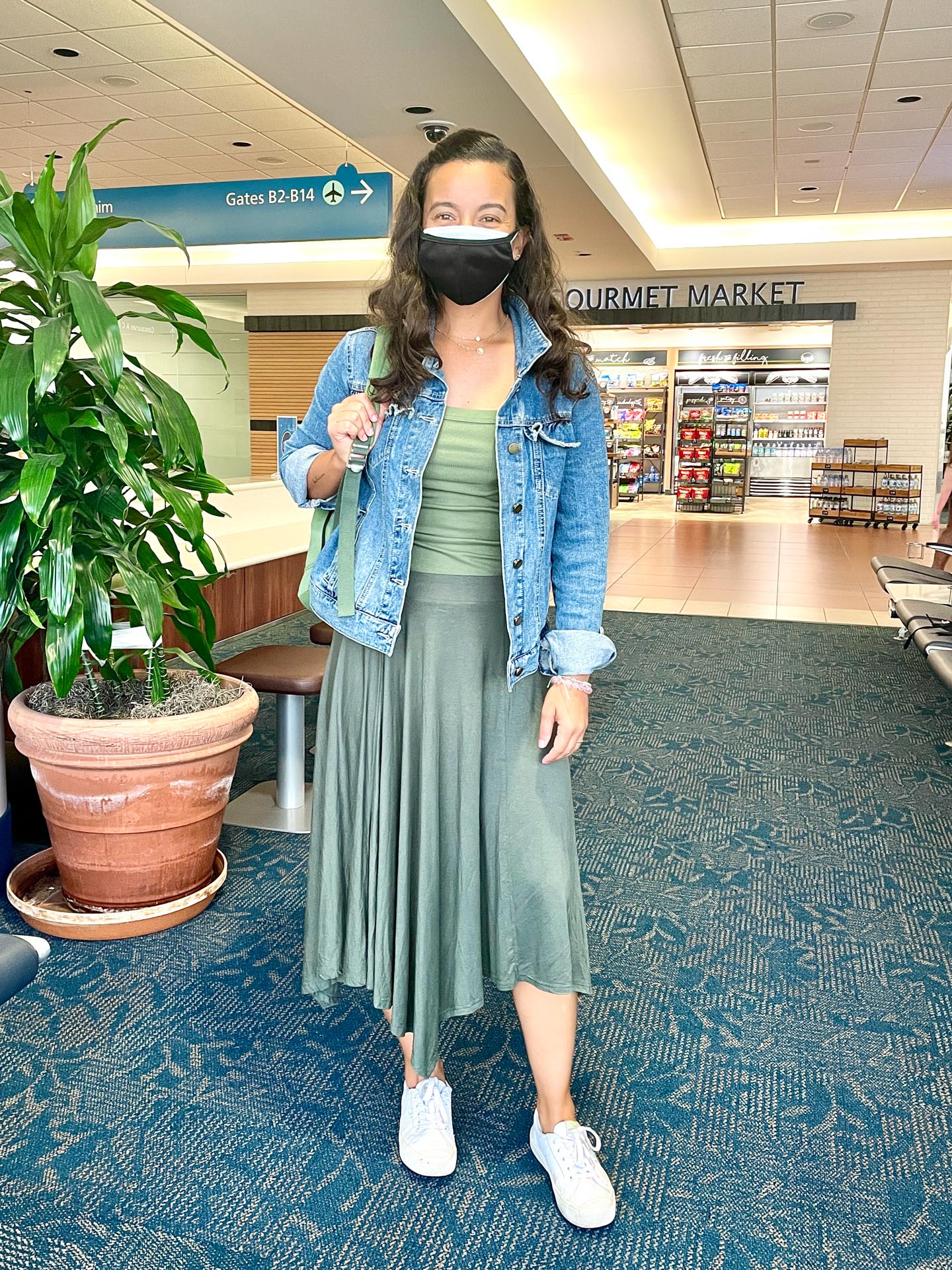 6 Outfits to Wear to the Airport  Comfy travel outfit, Airport travel  outfits, Airport outfit summer